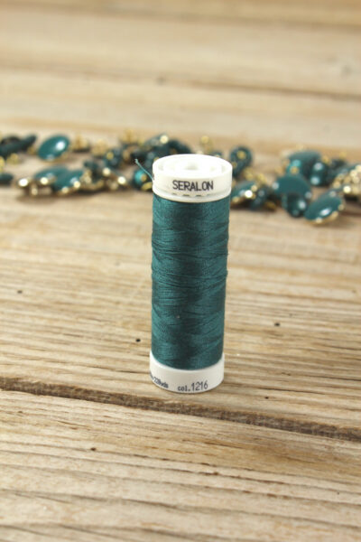 fil à coudre vert eucalyptus assorti aux tissus et boutons églantine et zoé