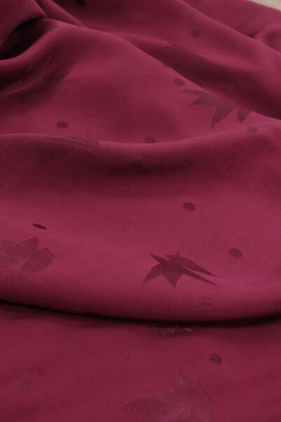 tissu jacquard de viscose streli bordeaux églantine et zoé pour coudre des robes