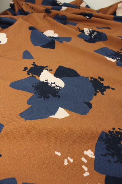 tissu sweat molleton de coton bio a fleurs camel muroise eglantine et zoe pour coudre des sweats pyjamas joggings