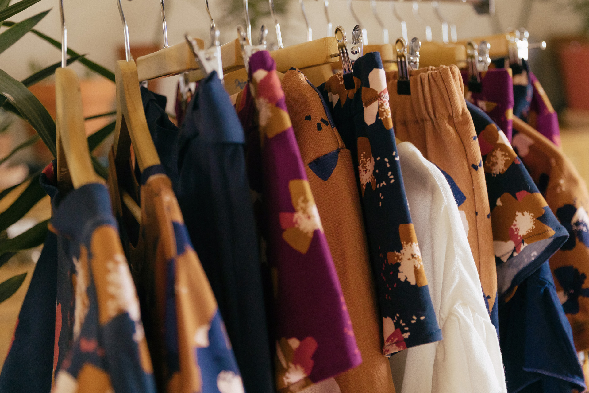 vetements cousus mains sur cintres dans les sweat et les jerseys de coton bio anemona d automne eglantine et zoe